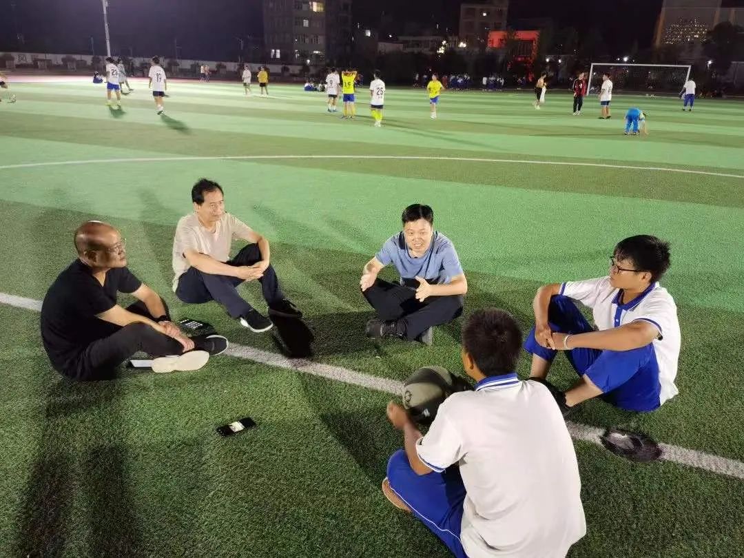 支教团教师与沿河三中的学生交流谈心.jpg